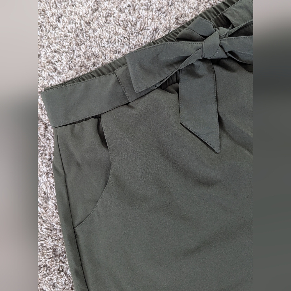 NWOT Army green women's golf skort with waist tie - Picture 2 of 6